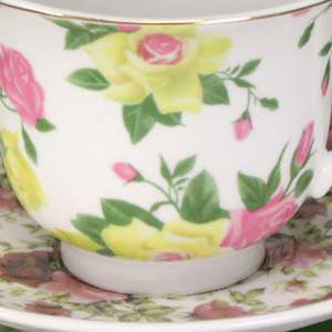 Alimentador de pássaros em uma xícara de chá floral chintz