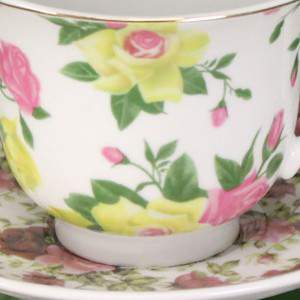 Vogelfutter auf einer Chintz Floral Teetasse