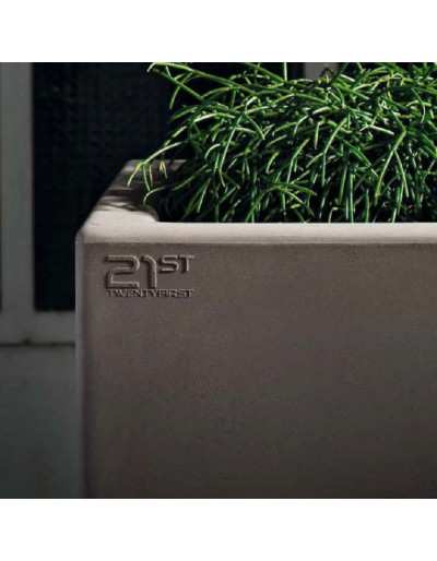 Fenice Smooth Planter 80 cm de haut en résine gris tourterelle